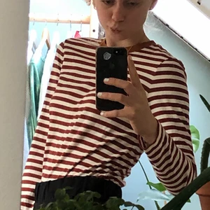 Randig långärmad tröja från and other stories - så fin långärmad tröja från & other stories. den är randig med vit och en jättecool orange/brun färg som går så bra ihop med den lite ljusare nyansen i kragen. kan mötas upp i växjö eller så står köparen för frakten.😇