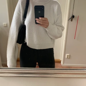 Chiquelle tröja - Stickad mysig tröja från chiquelle som är i onesize, jag bär vanligtvis S i tröjor 💜💙💕