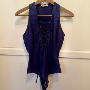 Festbody - Snygg festbody i mörkblått från Nelly.com.  Kampanj: KÖP 3 BETALA FÖR 2