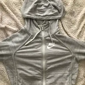 Otroligt skön grå tränings kofta ifrån Nike. Storlek Xs passar S. 150 med frakt