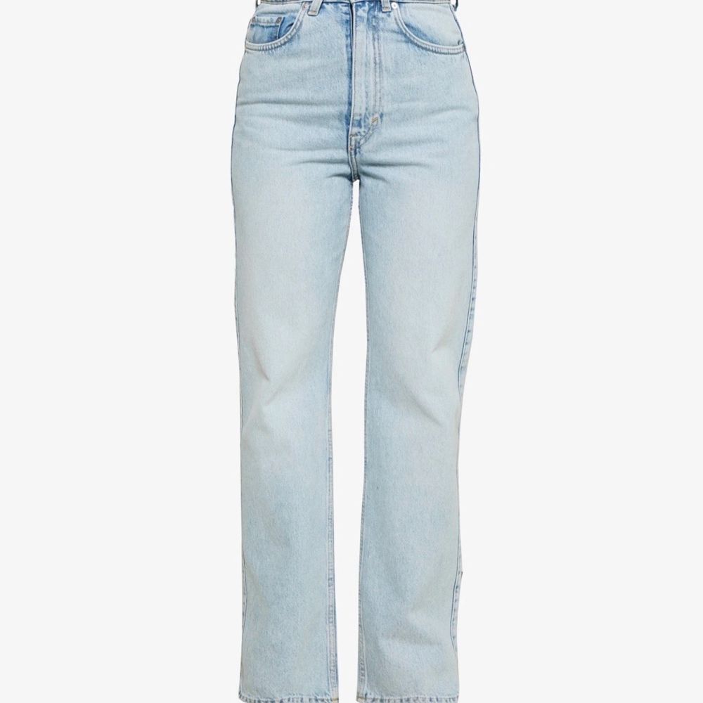 Säljer dessa jeans från weekday i modell Rowe stl 25/30 pga för små! Använda 2-3 gånger så i nyskick! Frakt tillkommer 🤩. Jeans & Byxor.