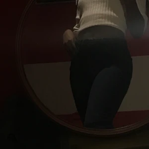 Utsvängda midrise jeans - Fina utsvängda jeans i vintage still, jätte bekvämma och långa. Är 162cm och de nuddar marken så perfekt längd för folk som är lite längre än mig. Storlek 38 men liten i modell så skulle säga 36:) 