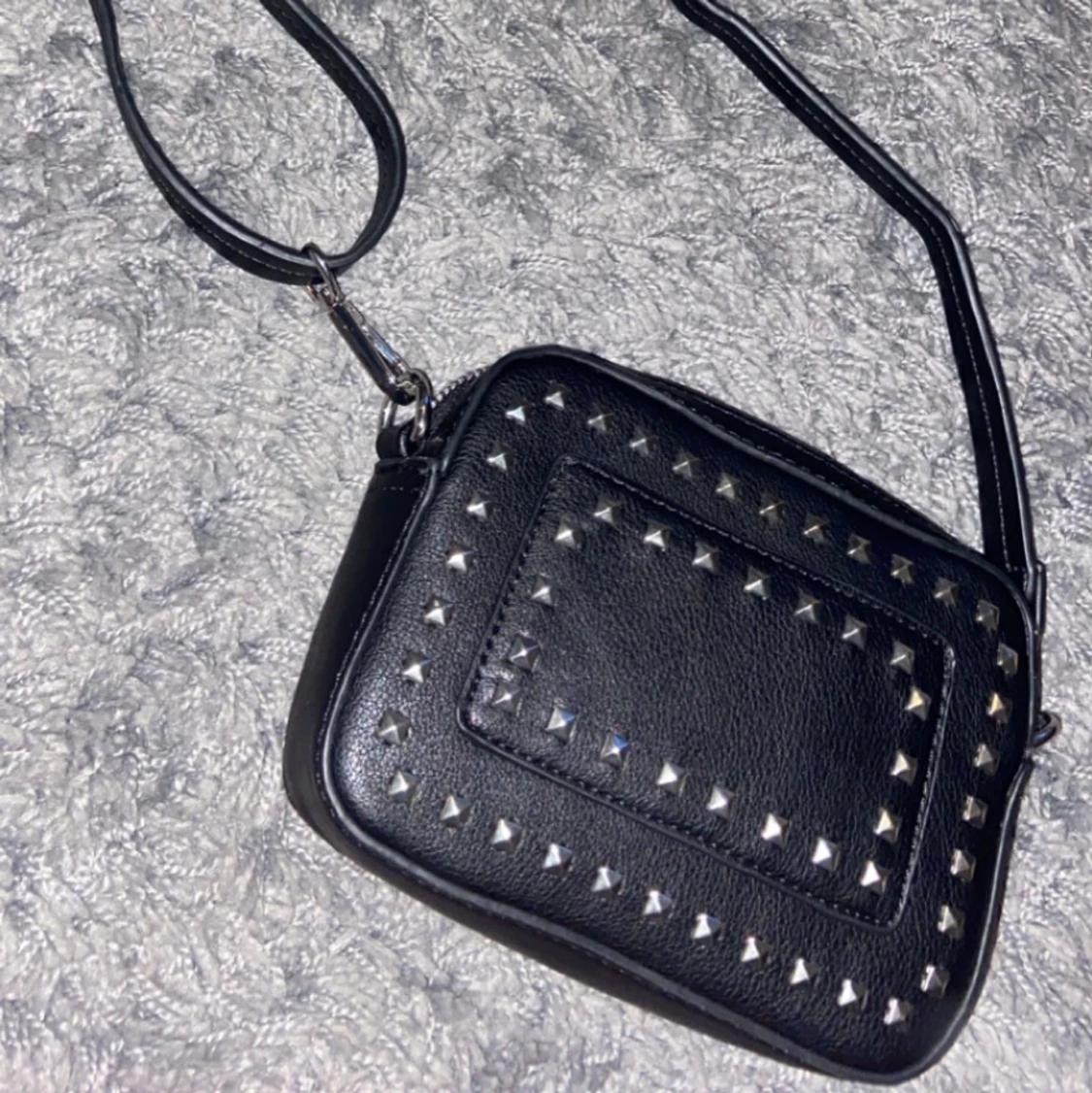 Väska med nitar - 91