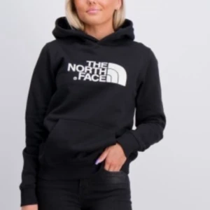 North face hoodie - En hoodie som inte kommer till användning längre! Är i jätte bra skick eftersom den är varsamt och knappt använd❤️ inte nopprig eller något liknande❤️ köpt för 499kr ❤️