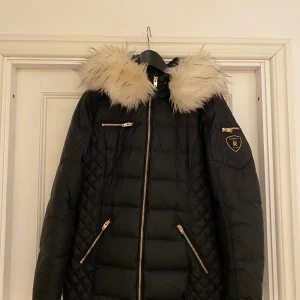 Rockandblue faux fur vit - Säljer min rockandblue vinterjacka, använd en säsong.