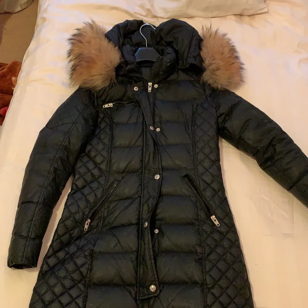 Jag säljer min rocknblue päls jacka den är i väldigt bra skick använd en vinter, säljer den eftersom ska köpa en ny.den är jätte fin med fluffig päls🥰 den är storlek 36 men passar även 38. Jackor.