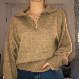 Stickad tröja från HM - Jättemjuk (inte stickig) tjocktröja från HM. Dragkedjan är supergullig och den är i bra skick! Köparen står för frakt 