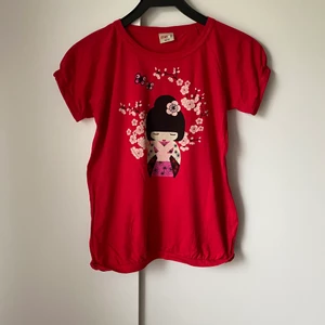 Y2K tröja med japansk print - Y2K tröja med en japansk geisha och körsbärsblommor, barnstorlek men jag som är lite större fick på mig den utan större problem, ger lite av en cassie i skins känsla, fri frakt✨