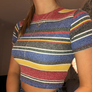 Färgglad crop top från zara - Stickad crop top från zara. Sitter väldigt tight men är otroligt skönt!! Jag är normalt en C-kupa men passar mycket bra för mindre också!! Köparen står för frakt.