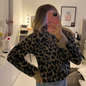 Stickad tröja från NA-KD - Mysig stickad tröja med leopardmönster från NA-KD. 