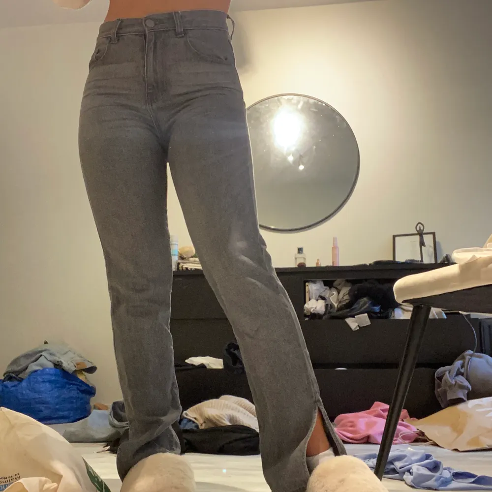 Säljer dessa supersnygga jeans med en slits. Storlek S. Aldrig använda. Jag är va 1,66 cm lång. Frakt tillkommer! . Jeans & Byxor.