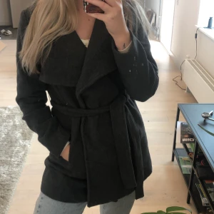 Kappa - Mysig mörkgrå kappa i ullblandning (sista bilden är i dagsljus). Köparen står för frakten eller hämtas i Linköping 