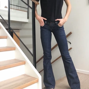 90s Vintage jeans - Skitsnygga lågmidjade vintage jeans med snygga fickor från abercrombie, köpta second hand 🦋 (dragkedjan är trasig men knäpper man knapen uppe så stängs de helt och man ser inte dragkedjan alls, därav priset) 