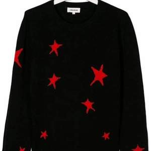 En svart Kashmir tröja med röda stjärnor samt två vita stjärnor på ryggen från Zadig & Voltaire 💕 Strl S och är i jättebra skick. Superskön och varm!! Perfekt nu till höst och vinter 🧸 BUDET LIGGER PÅ 950 kr avslutar budgivningen 15.00 idag!!