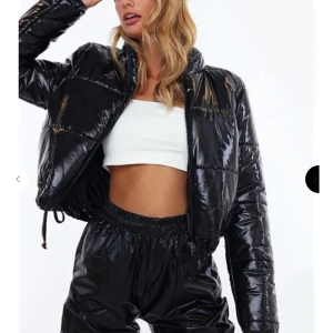 Lackjacka - Säljer nu min favvojacka då den tyvärr blivit för liten. Perfekt till vintern då den är varm och skön! Jättefint skick då den bara är använd en vinter, och den satt superbra när den passade mig🥺💖