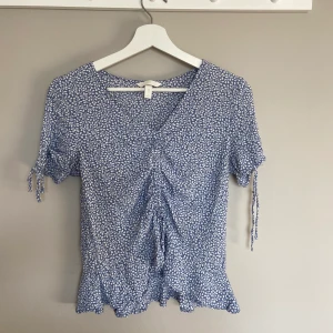 Blommig topp strl 36 - Fin blommig topp från hm, använd ett fåtal gånger 🌸