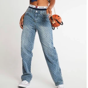 Helt nya Jeans - Helt nya Jeans från Jaded London. För små för mig, därför jag säljer. Skickade inte tillbaka pga svindyr frakt. Betalat frakt på 200kr när jag köpte dom därför jag säljer för orginalpris. Inte jag på bilden ☺️ 