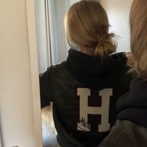 tommy hilfiger jacka - nypris: 2699kr! säljer min ascoola tommy hilfiger x gigi hadid jacka i nyskick