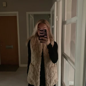 Pälsväst zara - Mjuk och varm pälsväst från Zara kids strl 164 men som funkar som en vuxen S! Knappt använd.