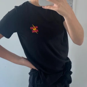 T-shirt - Nakd  - T-shirt ifrån Nakd. Väldigt skönt material, men används aldrig!😢🥰💖