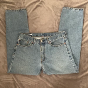 Vintage Levis jeans  - Vintage Levi’s jeans i vintage skick. Rak modell.               Så himla snygga men tyvärr för stora för mig. Har tänkt att sy in dem men aldrig haft tid så säljer endast vid bra pris. Har gjort hål innan för byxorna så att de ska passa bättre runt midjan. Men ifall man inte vill ha det är det bara att ta ut snöret.                                                          Waist 43 Outseam 97 Inseam 73 Leg opening 20
