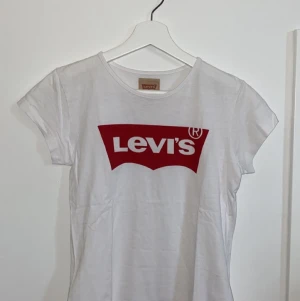 Levi’s t-shirt - T-shirt i bra skick, endast använd ett fåtal gånger. Har ni frågor eller vill se fler bilder kontakta mig.❤️