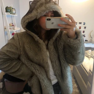 Jacka fuskpäls - Finaste fuskpälsen! Storlek S men passar även M! Älskar luvan och att man kan stänga den på ett snyggt sätt (se bild 2) köpt för 999kr från Zara:)) frakt ingår ej🐻🐻 