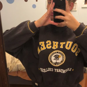 collagetröja  - En mörkgrå collagetröja från pull & bear i strlk S! Får ingen användning av längre och den är som i nyskick. Det var många som var intresserade, så jag har startat budgivning 🥰 högsta bud ligger på 210kr💕 (frakt ligger på 63kr)