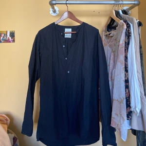 Svart skjorta - Svart skjorta utan krage. Går strax över rumpan på mig som är 168cm. Passar på S/M. 🌼