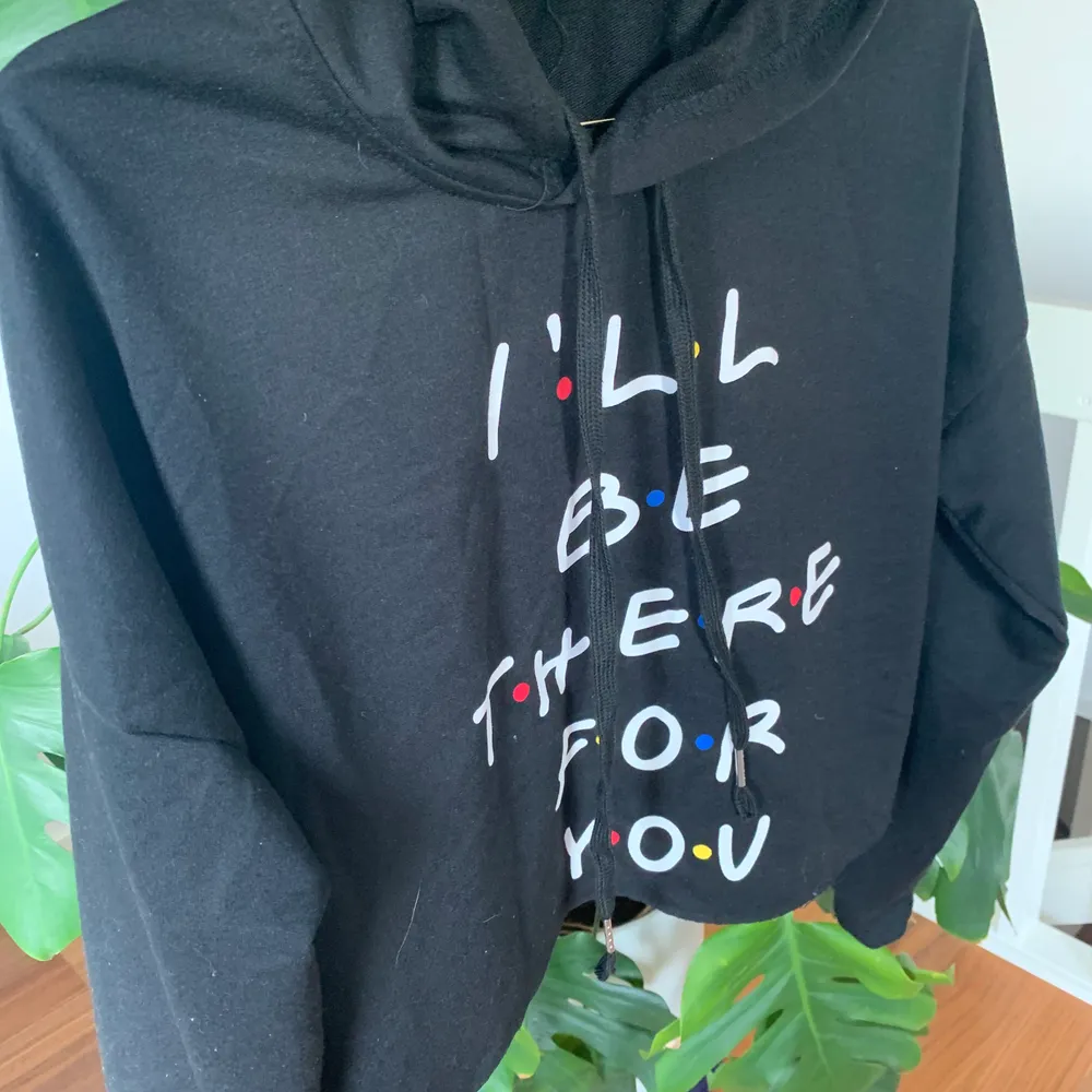 en croppad friends hoodie, där det står ”I’ll be there for you”. säljer för 40, frakt tillkommer! storlek S💞 . Hoodies.