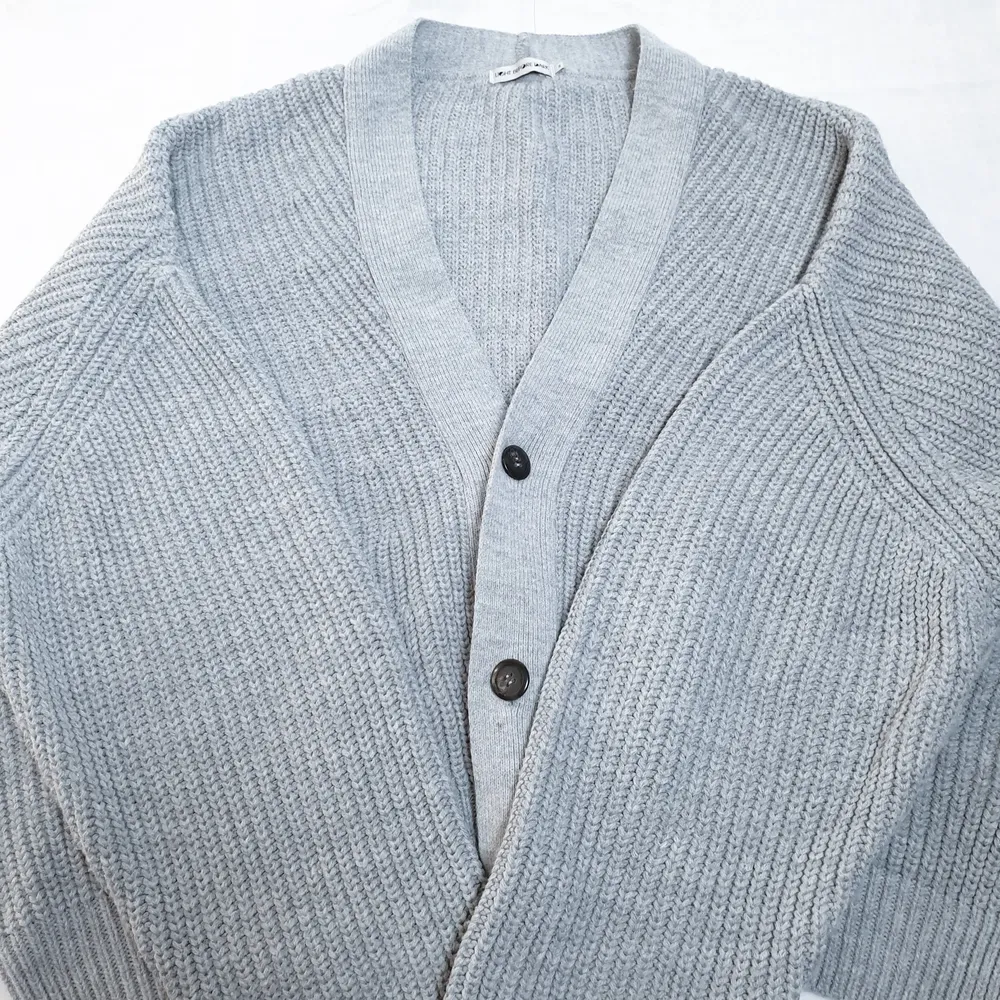 Oversized grå stickad kofta från Urban Outfitters i storlek Medium. Perfekt till våren😎🌼. Tröjor & Koftor.