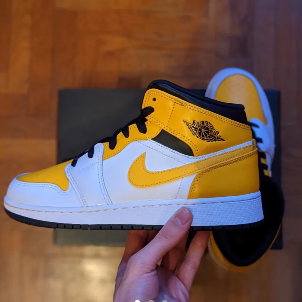 Säljer dessa jordan 1 Mid! Dom är i storlek 38 och är helt nya. Det är självklart äkta och det finns kvitto från Nike.                                                                              Budgivning från 1kr. Skor.