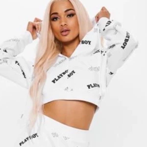Playboy Cropped Hoodie Missguided - Vit croppad hoodie från Missguided x Playboy, oanvänd