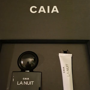 Caia La Nuit parfym  - Aldrig använd parfym. Skickas i originalkartong. Pumpen är trasig, därav priset. Går fint att få ut parfym, men blir ingen "dusch" utan man får hålla intill halsen/armen. Köparen står för frakt. Ordinariepris 695kr. 