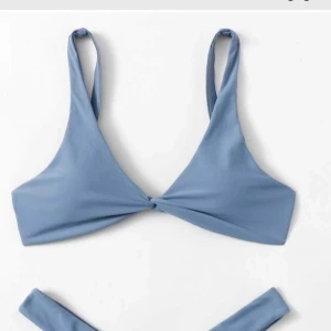 Bikinitopp - Säljer bikinitoppen, då den va för liten för mig! Aldig använd, endast testad! Köparen står för frakt 💗