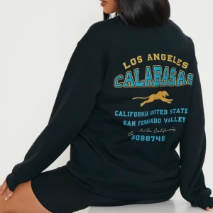 Svart sweatshirt  - Jätte snygg men använder inte längre, köparen står för frakten