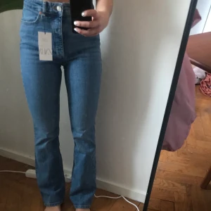 Ljusa bootcut jeans från Zara - Helt nya glömde skicka tillbaka och var lite stora i midjan. Höga och ganska långa. Nypris 400 men säljer för 200. Köpare står för frakt 