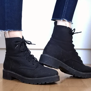 Boots i tyg. Strl 38 - Svarta snygga boots/kängor i tyg material. Bekväma och lätta på foten. Köptes för 2 år sedan, lagom använda. Lite damm på dem då de har stått ett tag. Någon liten smutsfläck men är väldigt lätt att tvätta bort. Skorna är i övrigt i väldigt fint skick.  Nypris: 399kr.
