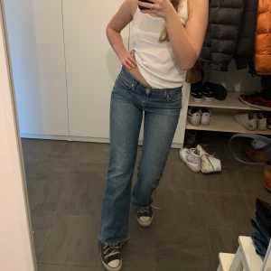 Skitsnygga jeans köpta secondhand  - Coola snygga i perfekt passform! Frakt på 62 eller så möts vi på söder. Står size 30 men passar mig som har S och är 166cm 💖
