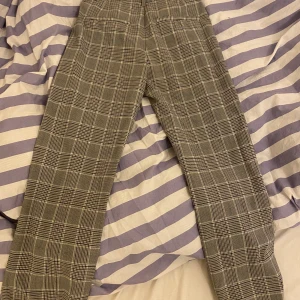 kostymbyxor - aaaassnygga raka kosymbyxor från lindex i strl 34 som säljs pga att de inte riktigt är min stil längre. de är ”lagom” mycket använda och i mycket bra skick! ✨