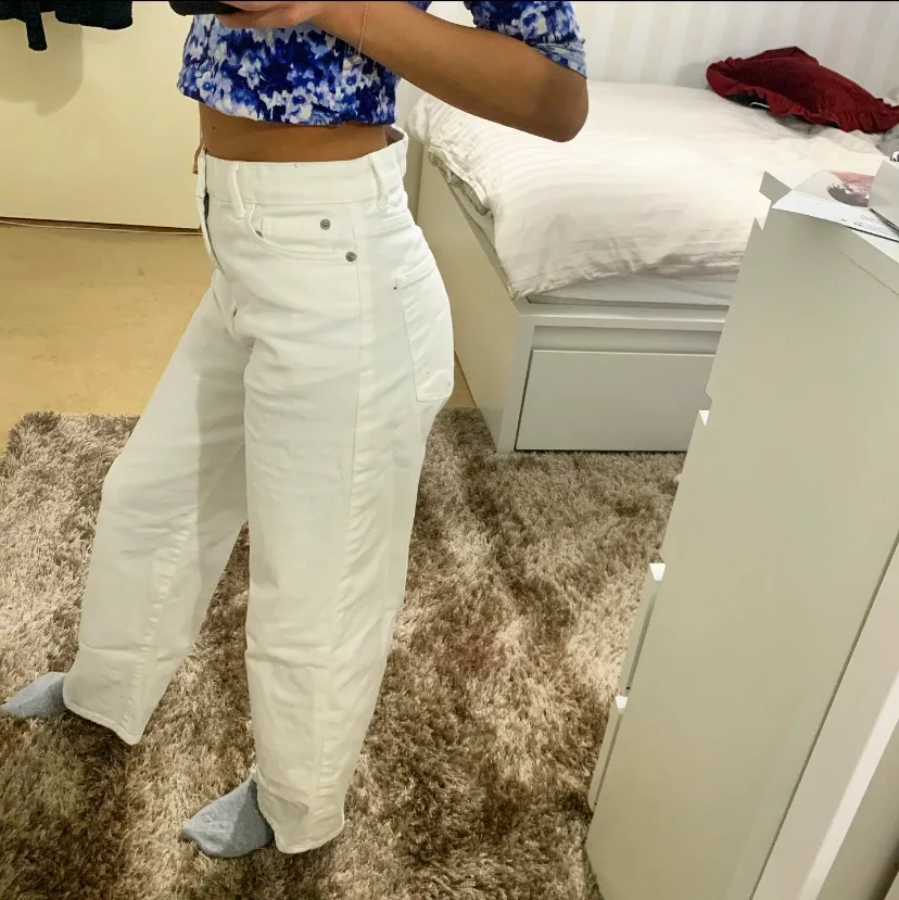 Vita Jeans som är ”straightleg” köpta från Lindex, sitter jätte snyggt på och är trendiga just nu just nu. Passar till olika tillfällen. De är fläckfria och knappt använda🌸 Köparen står för frakten📩. Jeans & Byxor.