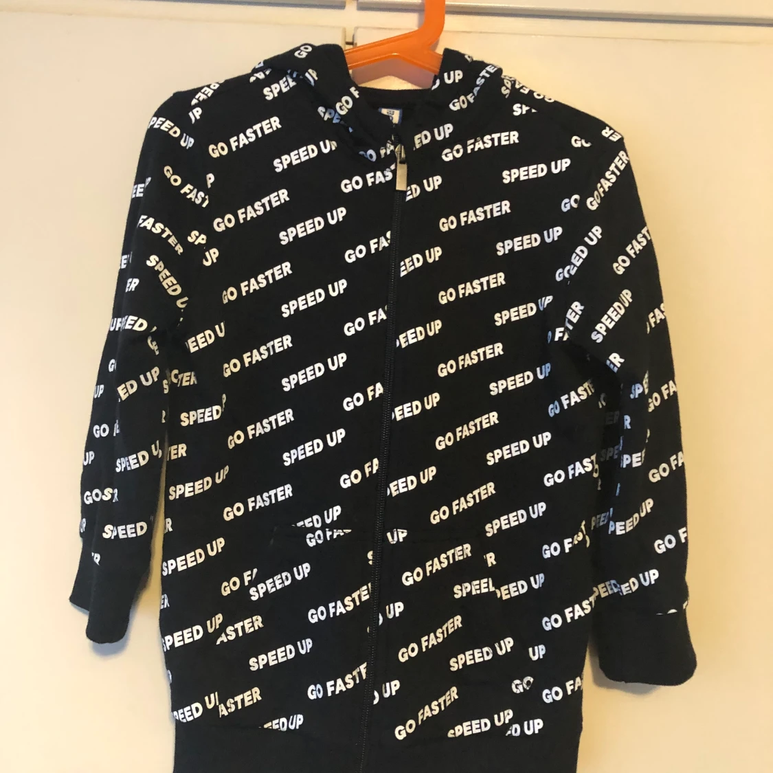 Barn tröja storlek 6-7år  aldrig använd säljas för att jag köpte fel storlek 