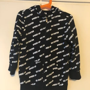 Barn tröja storlek 6-7år  aldrig använd säljas för att jag köpte fel storlek  - Passar barn 6-7år 