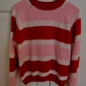 Söt stickad tröja - Jätte söt stickad tröja, köpt från vero moda och jag säljer den pga att den ej används, säljer för 100kr + frakt