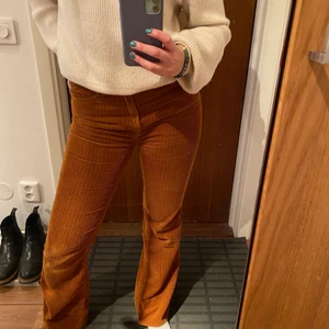 Bruna manchesterbyxor  - Jättefina manchesterbyxor i brun/orange färg från STR. Säljer pga de är lite för små. Strl 36/S och fungerar på både XS och S, även på mig som är 36/38 men sitter lite tight över låren. 😄 köperen står för frakt, annars kan jag mötas upp i Stockholm City! 