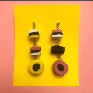 Örhängen med Engelsk konfekt tema!🍬  - Örhängen med Engelsk konfekt tema!🍬 Gjorda i FIMO lera.