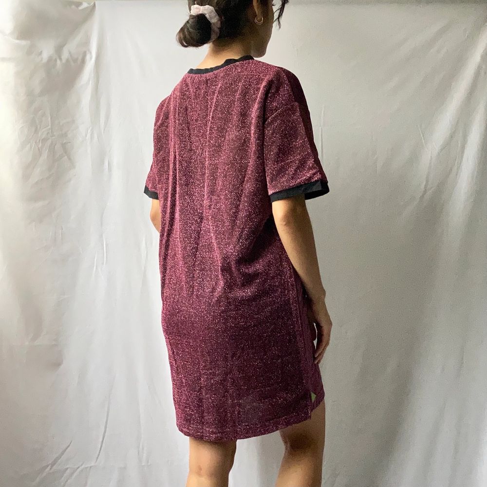 🌊 BEAUTIFUL SHINY PINK GLITTER TSHIRT DRESS WITH BLACK LINING • SIZE - S / EU 36 • BRAND - Pippa Lynn • MATERIAL - Polyester, Acrylic MY MEASUREMENTS • Height 161cm / 5'3