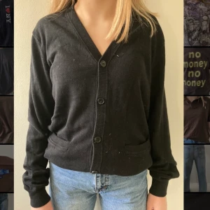 Svart kofta  - Svart stickad kofta med fickor!