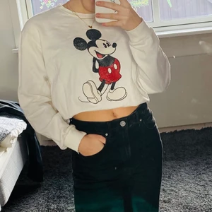 H&M Disney Sweatshirt Vit - Storlek S, inga fläckar och i bra skick. Otroligt skön att ha på sig. På bilden är den uppvikt, för fler bilder skriv gärna!❤️🥰
