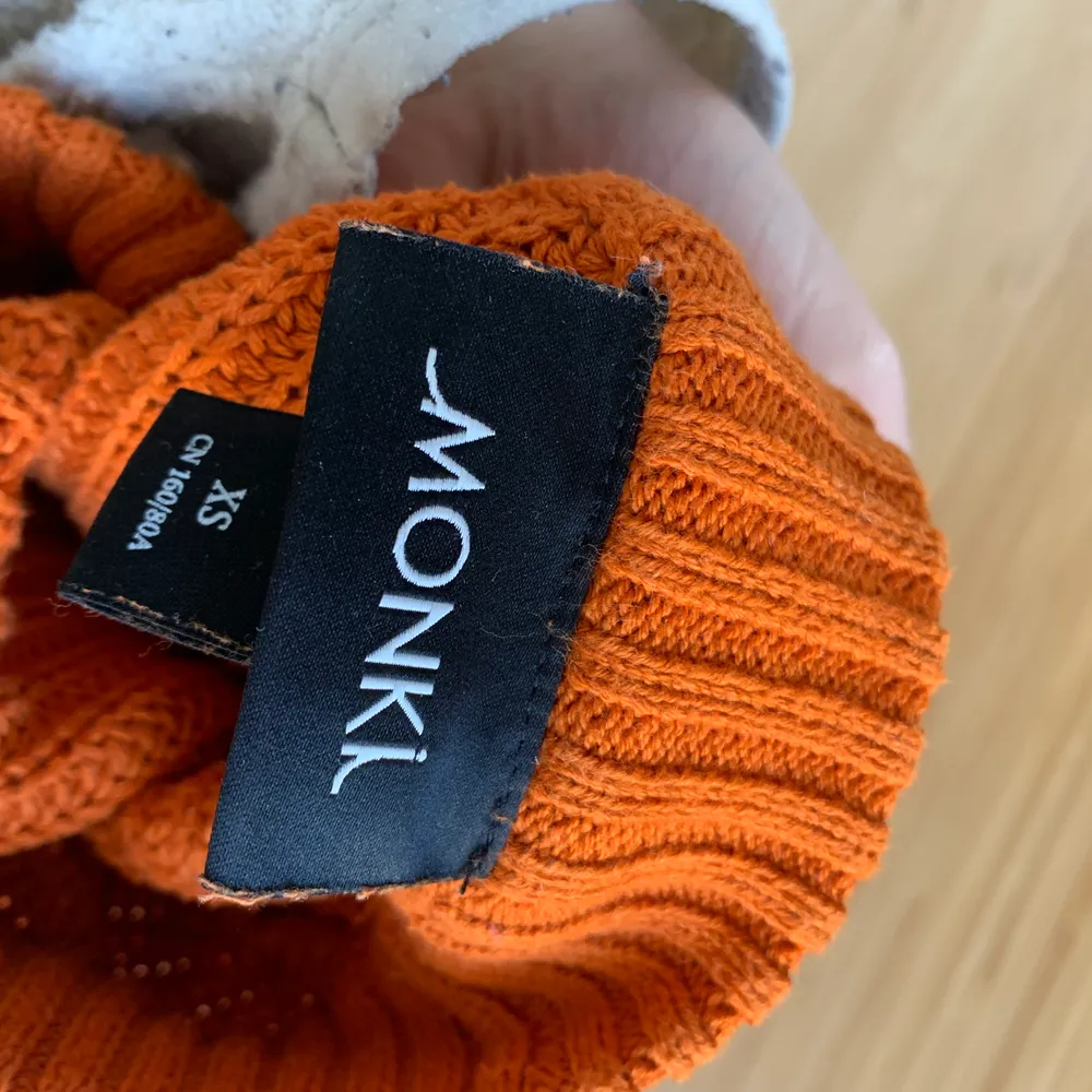 Orange croppad stickad tröja från Monki i strl XS. Köparen står för frakt.. Tröjor & Koftor.